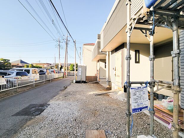 2号棟【外観】こちらの物件が少しでも気になるようでしたら、お気軽にお問合せください。人生でいちばん大きなお買い物ですので、ゆっくりご見学ください。ネット上の画像と実際の見学では、リアル感がま…