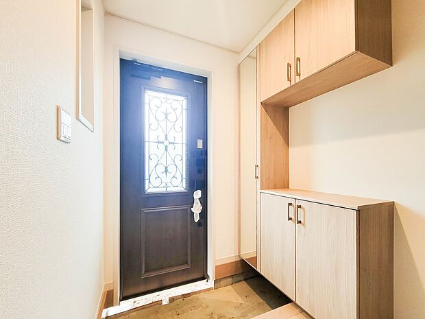 2号棟【玄関】スタイリッシュかつ品のある玄関。