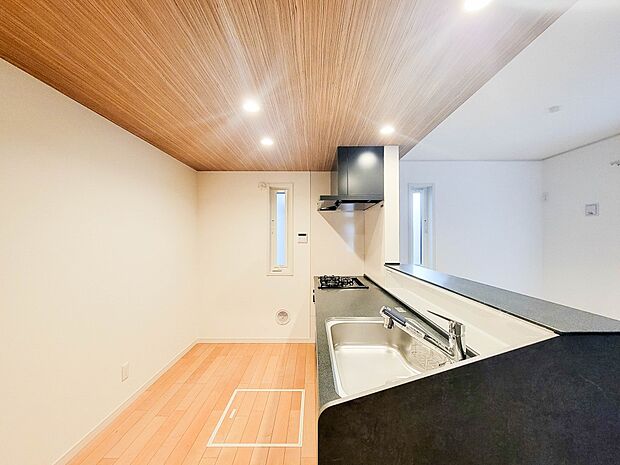 2号棟【キッチン】ナチュラルな自然光の中での調理。会話が弾む対面型キッチン。お洒落な食器類を余裕で収納できるスペース。動きやすい女性目線のキッチン動線。これからはお料理をつくる時間が劇的に変…