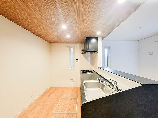 2号棟【キッチン】ナチュラルな自然光の中での調理。お洒落な食器類を余裕で収納できるスペース。動きやすい女性目線のキッチン動線。これからはお料理をつくる時間が劇的に変わります。