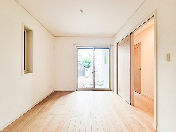 2号棟【洋室-5.3帖】  快適に過ごす条件は、一人ひとり違います。だからこそ飾り過ぎないシンプルな内装と偏り過ぎないデザインで統一しました。暮らしの中でオーナー様だけの【マイホーム】に創り…