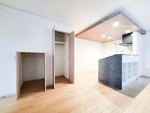 2号棟【パントリー(食料庫)】 常温保存できるパン、お米、調味料、缶詰など、日常的に使うものや未開封の食品の収納にぴったり。棚にものを並べて収納すれば、何が足りないのかひと目で確認できます…