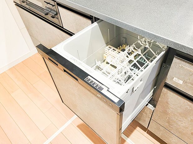 【ビルトイン食器洗乾燥機】食洗機は高温のお湯や高圧水流で汚れを効果的に落とし殺菌効果も期待できます。