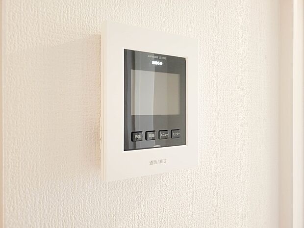 2号棟【TVモニター付インターホン】来訪者の様子を室内TVモニターでチェック。対応したくないセールスを断りやすく、子どもに留守番をさせるときも安心。不在時の来訪者を録画でき、犯罪抑止効果も期…