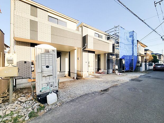 2号棟【前面道路】陽当りや通風性など各所に施された工夫で住みやすさを実現。部屋の大きさや周辺環境・街並など、資料には掲載していない情報が現地にはたくさんございます。是非ご確認下さい。