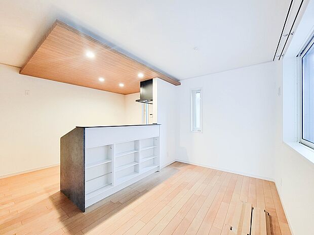 2号棟【Living room-リビングルーム-】 お子様と会話をしながら家事ができるカウンターキッチン。いま手があいているか、忙しそうなのか相手の様子を伺いながらコミュニケーションをとる…