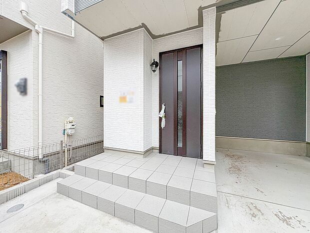 B号棟【玄関】家の顔となる玄関は、高いデザイン性が求められます。高級感と断熱性、防犯性に優れた玄関ドアを標準装備。ピッキング対策のセキュリティサムターン等、防犯に考慮しました。