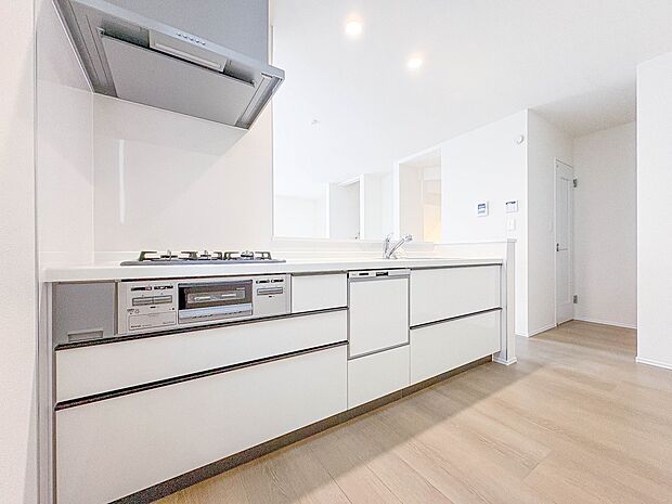 B号棟【キッチン】ナチュラルな自然光の中での調理。お洒落な食器類を余裕で収納できるスペース。動きやすい女性目線のキッチン動線。これからはお料理をつくる時間が劇的に変わります。