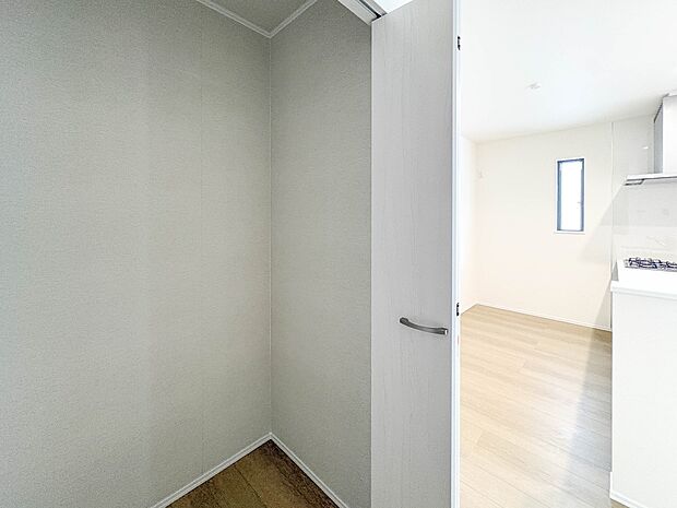 B号棟【パントリー（食料庫）】  常温保存できるパン、お米、調味料、缶詰など、日常的に使うものや未開封の食品の収納にぴったり。棚にものを並べて収納すれば、何が足りないのかひと目で確認できます…