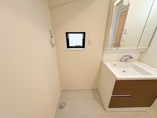 B号棟【ランドリースペース】毎日使う洗濯機。しっかりと奥行きのある置き場が確保されています。