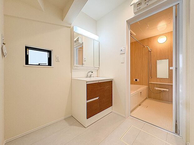 B号棟【脱衣所】洗面所は小さなプライベートスペース。歯磨き、洗顔と毎日施す個人空間。