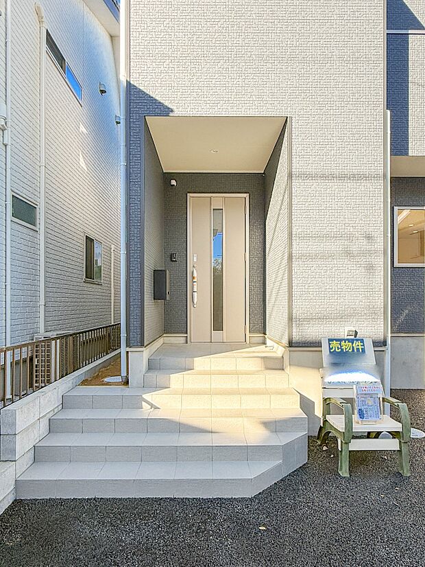 【玄関】家の顔となる玄関は、高いデザイン性が求められます。高級感と断熱性、防犯性に優れた玄関ドアを標準装備。ピッキング対策のセキュリティサムターン等、防犯に考慮しました。