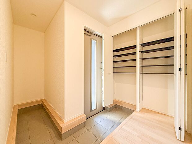 【玄関】玄関はおうちの顔と言われます。玄関アプローチは、外観デザインの印象を左右します。ご家族の個性を出しながら、素敵な玄関でお客様をお迎えしてください。