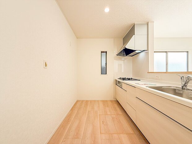 【キッチン】 三口コンロで料理の幅を拡げてくれる使いやすいシステムキッチンを採用。洗い場も大きいので野菜や食器を洗ったりする際にも捗り、奥様の強い味方となってくれるはずです。