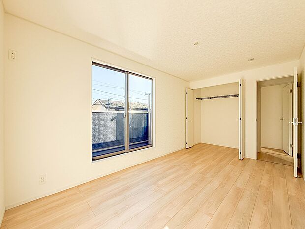 【洋室7.5帖】シンプルな内装はおしゃれのポイントです。シンプルは華美より飽きがこないからです。色や模様でおしゃれ感をだす。それがシンプルイズビューティーです。