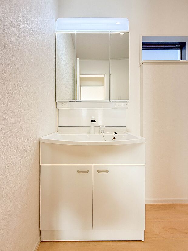 【洗面台】 十分な大きさの洗面台は、身だしなみチェックや歯磨きなど、朝の慌ただしい時間でもホテルライクなスペースで余裕とゆとりを感じて頂けます。