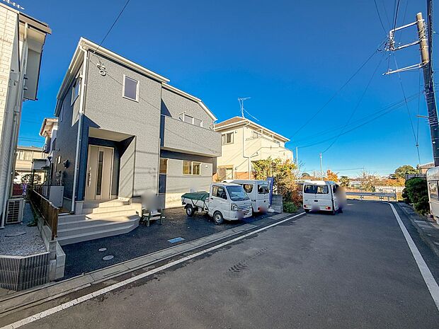 【前面道路5.97m】家の前をまっすぐの通りが走っている。クルマは少なく、人々は毎朝、ウォーキング、ジョギング、犬の散歩など、フリーな朝時間を過ごしている。