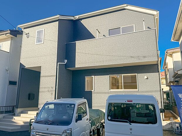 【外観】堂々たる趣ながら、主張し過ぎずどこか余裕を感じさせるシャープなフォルムで佇む邸宅は、晴天の空と照らし合わせる事で、本来あるべき完成形の姿を見せてくれます。