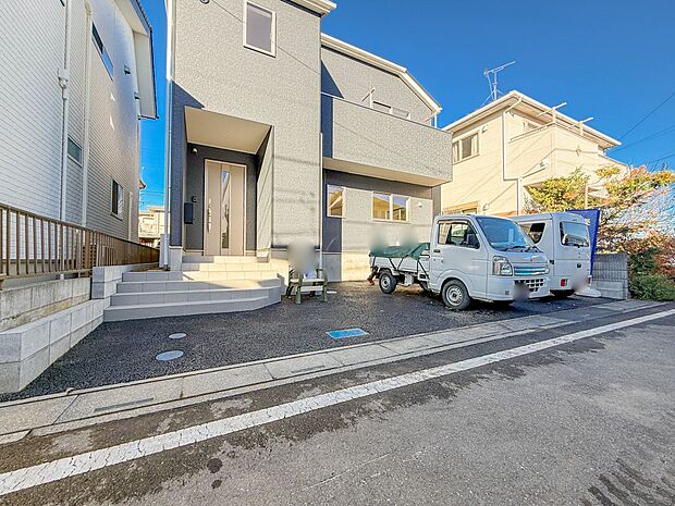 【駐車場】毎日の生活にマイカーが必須という方は、購入を検討する際、駐車場があることは大事な条件です。毎日の通勤や家族の送迎、買い物やお出かけなどクルマのある暮らしを満喫したい方は要チェック。…