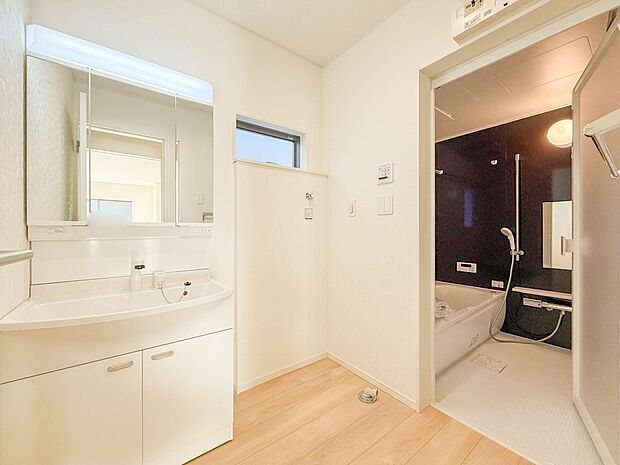 【脱衣所】洗面所は小さなプライベートスペース。歯磨き、洗顔と毎日施す個人空間。