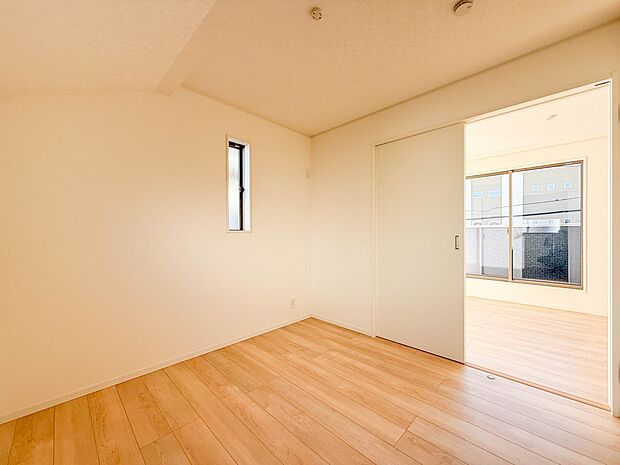 【リビング以外の居室】こちらの物件が少しでも気になるようでしたら、お気軽にお問合せください。人生でいちばん大きなお買い物ですので、ゆっくりご見学ください。ネット上の画像と実際の見学では、リア…