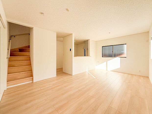 【LDK16帖】リビングにいるお子様と会話をしながら家事ができるカウンターキッチン。いま手があいているか、忙しそうなのか相手の様子を伺いながらコミュニケーションをとる訓練にもなります。