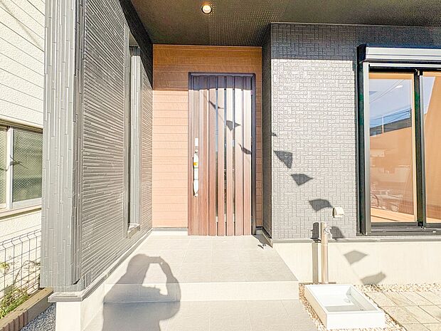 【玄関】家の顔となる玄関は、高いデザイン性が求められます。高級感と断熱性、防犯性に優れた玄関ドアを標準装備。ピッキング対策のセキュリティサムターン等、防犯に考慮しました。