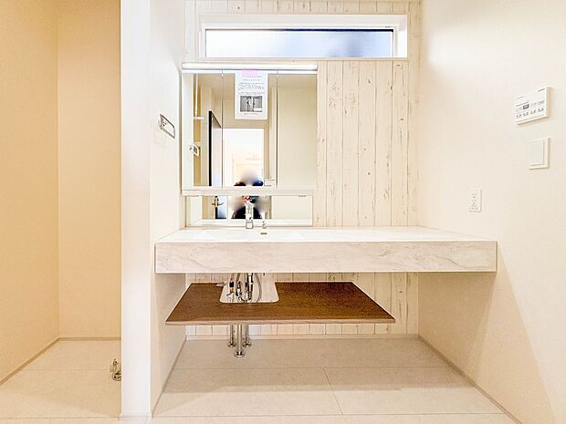 【洗面台】 十分な大きさの洗面台は、身だしなみチェックや歯磨きなど、朝の慌ただしい時間でもホテルライクなスペースで余裕とゆとりを感じて頂けます。