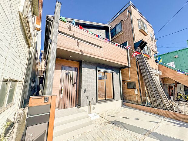 【外観】こちらの物件に少しでもご興味がありましたら、お気軽にお電話下さい。ネット上で「見えない物」「わからない事」でも、実際にご見学いただくことで、手に取るようにおわかりいただけるはずです。…