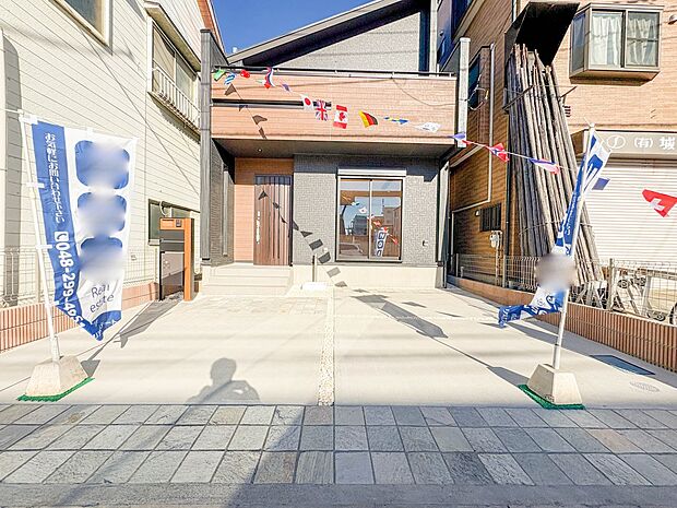 【駐車場】カースペース2台可／駐輪スペース。広々カースペースです。自転車、バイクなども置き場に困りません。