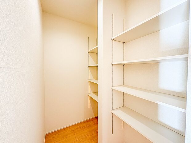 【収納】キッチン横に設けられた、パントリー。食器棚を運び込む、壁に棚を造作する、いっそのこと机と椅子を持ち込んでワークスペースにする、など、いろいろ活用法が考えられますね。