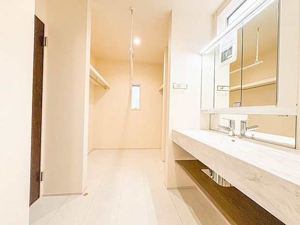 【脱衣所】洗面所は小さなプライベートスペース。歯磨き、洗顔と毎日施す個人空間。