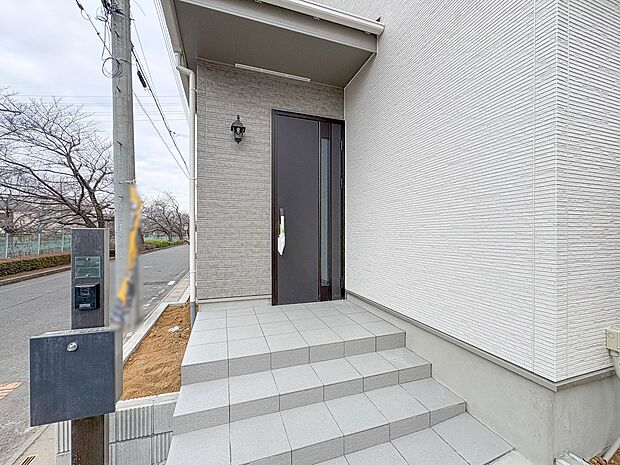 A号棟【玄関】家の顔となる玄関は、高いデザイン性が求められます。高級感と断熱性、防犯性に優れた玄関ドアを標準装備。ピッキング対策のセキュリティサムターン等、防犯に考慮しました。