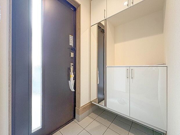 A号棟【玄関】玄関はおうちの顔と言われます。玄関アプローチは、外観デザインの印象を左右します。ご家族の個性を出しながら、素敵な玄関でお客様をお迎えしてください。