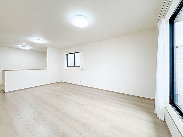 A号棟【LDK18.62帖パントリー付き】うららかな陽射しがどのお部屋にも降り注ぎますように、快適さを追求した間取設計。得難い立地環境での生活を恵みの豊かな永住の地へと変えてくれます。