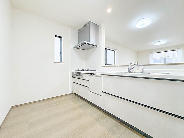 A号棟【キッチン】ナチュラルな自然光の中での調理。会話が弾む対面型キッチン。お洒落な食器類を余裕で収納できるスペース。動きやすい女性目線のキッチン動線。これからはお料理をつくる時間が劇的に変…