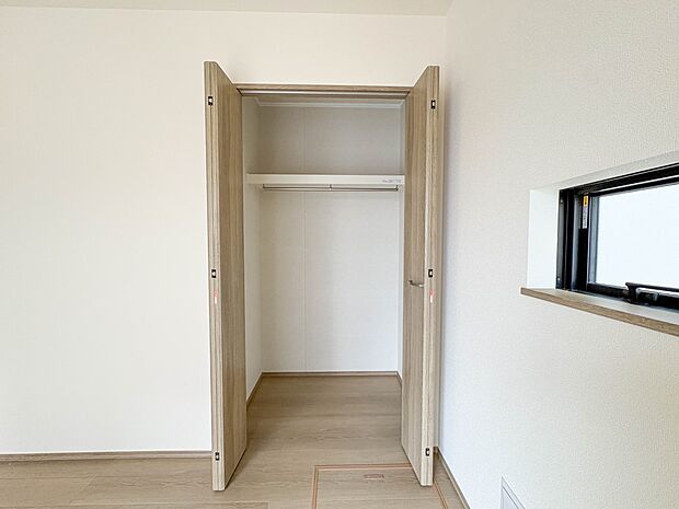 A号棟【収納】壁面クローゼットのメリットは、衣類が横一列に並ぶためひと目で洋服が選びやすいこと。衣類をたくさんお持ちの方も、限られたスペース内に無理なく収納することができます。