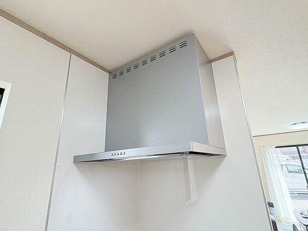【レンジフード】調理の際に発生する汚れた空気（二酸化炭素、油煙、水蒸気、ニオイなど）を、ダクトを通して屋外に排出しています。