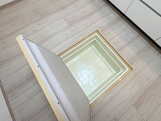 【床下収納】キッチンの下には点検口を兼ね備えた床下収納がございます。