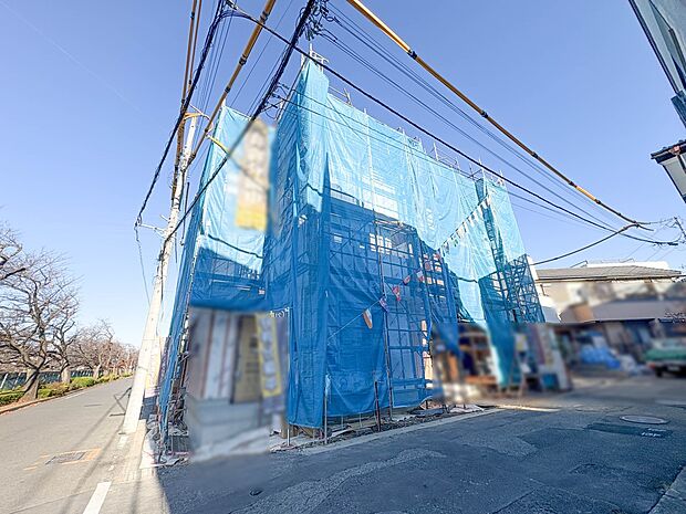 【前面道路】家の前をまっすぐの通りが走っている。クルマは少なく、人々は毎朝、ウォーキング、ジョギング、犬の散歩など、フリーな朝時間を過ごしている。