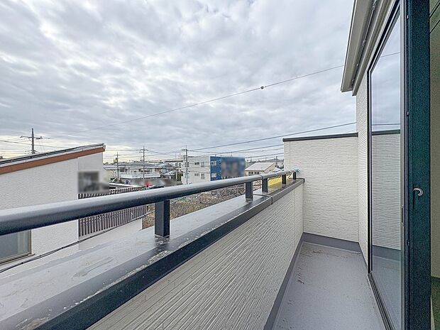 【バルコニー】 バルコニーから差し込む陽光・通風は、住環境・快適性と共に有り続ける貴重な「財産」です。