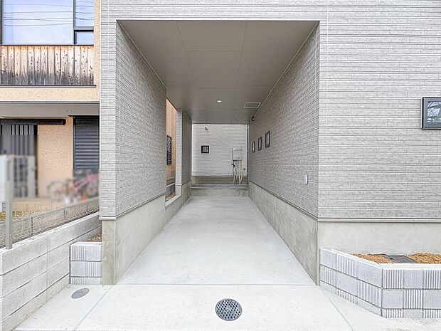 A号棟【駐車場】日々の暮らしにマイカーが必要。そんな方は物件の購入条件に駐車場は必須です。通勤に、家族のお迎えに、お買物に、おでかけに、クルマライフを楽しみたい方に。