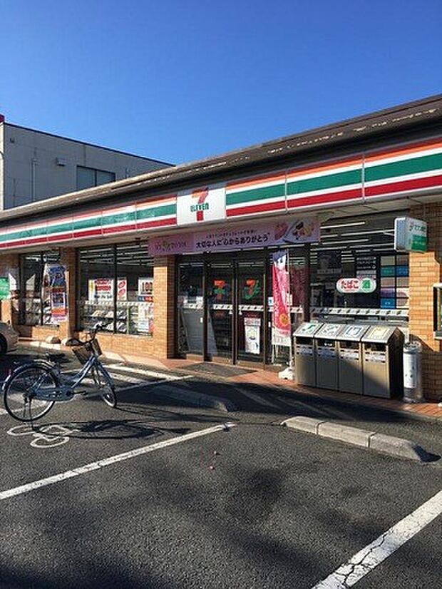 コンビニ 550m セブンイレブン川口戸塚東4丁目店(セブンイレブンは近くて便利を掲げています。近くとは、心の近さ。便利とはモノが期待以上の品質でお客さまに届くこと。セブン銀行など新しいサー…