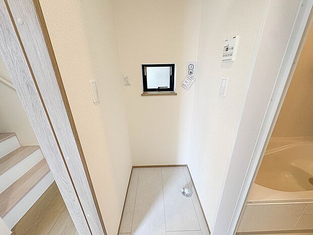 A号棟【ランドリースペース】毎日使う洗濯機。しっかりと奥行きのある置き場が確保されています。