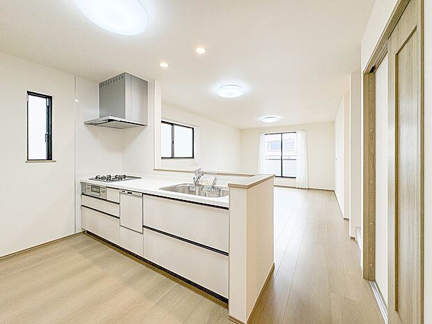 A号棟【LDK18.62帖パントリー付き】シンプルなデザインの家は風情がある。住む人のこだわりを感じる。外観も内装もいたってシンプル。居心地がよく、家事や趣味、子育てなどにも集中できる。家も…