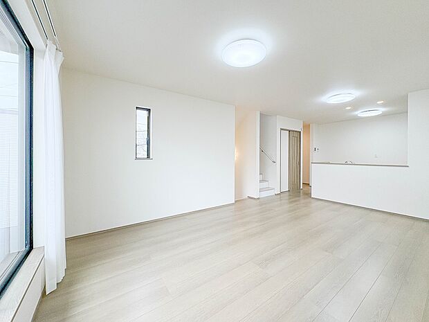 A号棟【LDK18.62帖パントリー付き】木の温もりがやさしいフローリング仕様。明るく広々としたダイニングはとても快適な空間です。