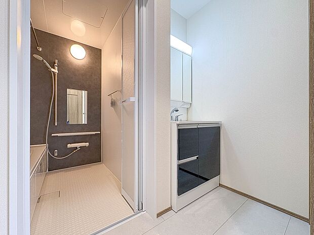 A号棟【脱衣所】洗面所は小さなプライベートスペース。歯磨き、洗顔と毎日施す個人空間。