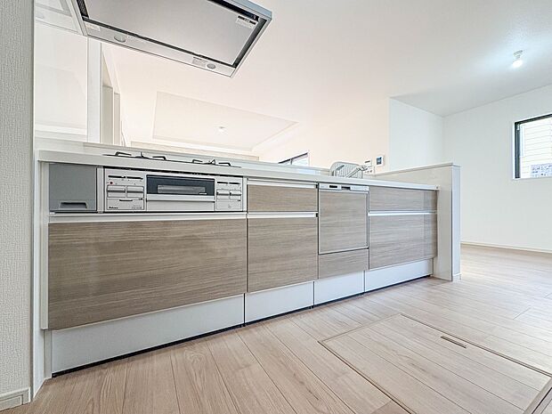 【キッチン】ナチュラルな自然光の中での調理。会話が弾む対面型キッチン。お洒落な食器類を余裕で収納できるスペース。動きやすい女性目線のキッチン動線。これからはお料理をつくる時間が劇的に変わりま…