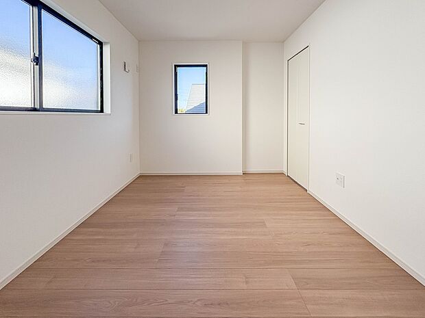 【洋室6帖】お子様のお部屋にぴったりなクロークを備えたフローリング仕様の洋室です。