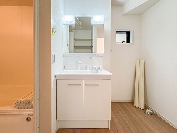 【三面鏡洗面化粧台】 ミラーを手前に引けば、楽な姿勢で髭剃りやメイクができます。合わせ鏡にすればヘアスタイルのチェックもラクラク。洗面化粧台のミラー裏にはたっぷり入る収納スペースを設けてい…